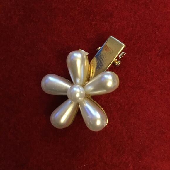 Shopeunoia Boutique Accessories - Elegant Pearl Flower Gold Hair Clip – Small Alligator Design